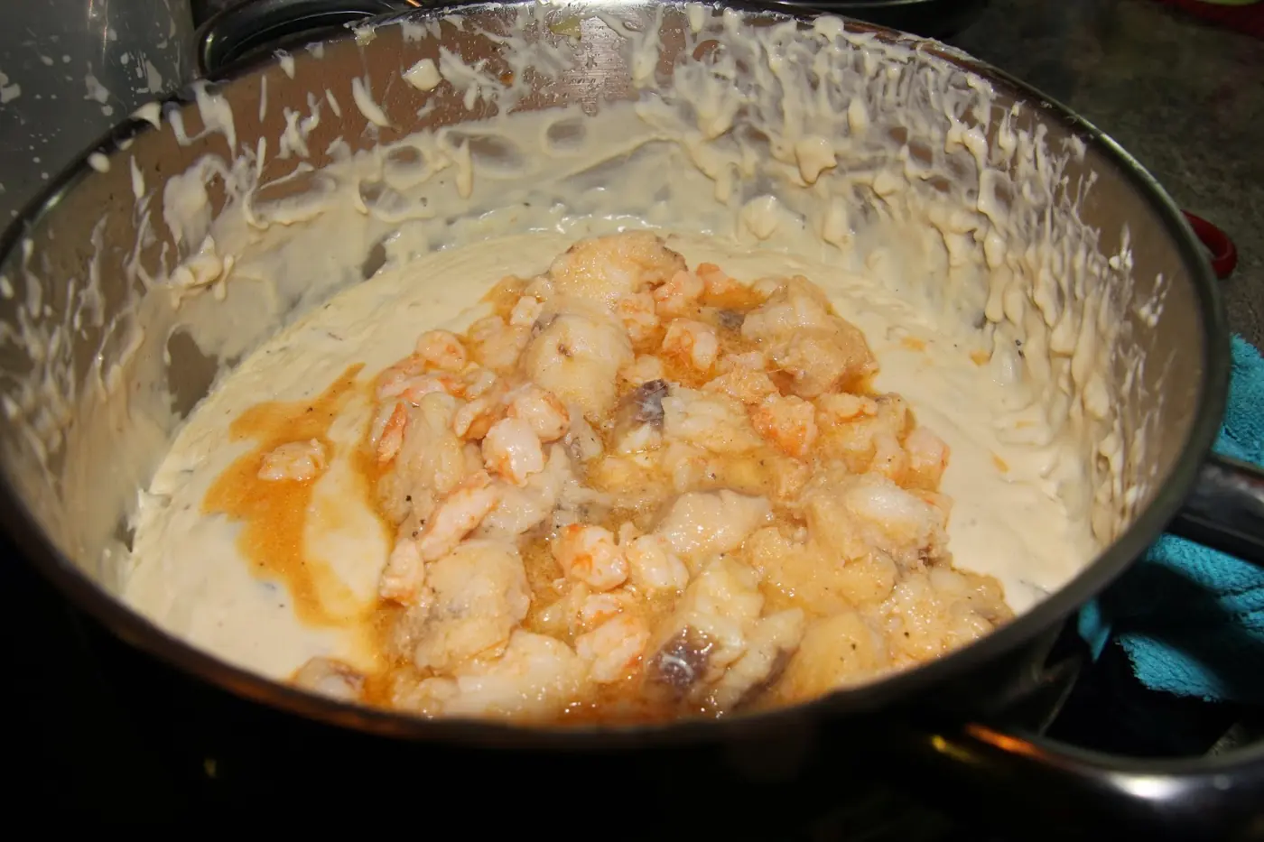 Hojaldre con bechamel, rape y gambas: foto del paso a paso