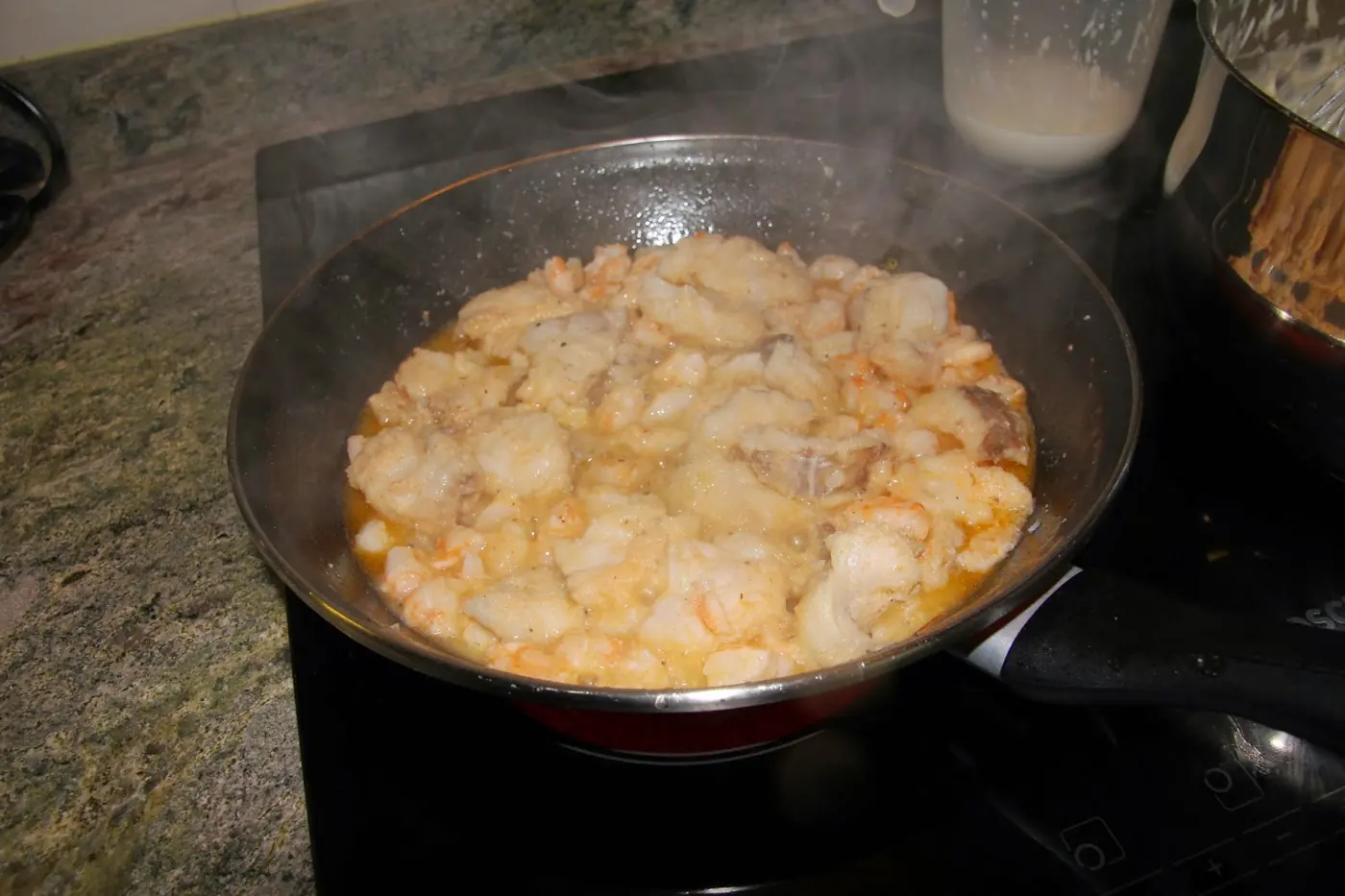 Hojaldre con bechamel, rape y gambas: foto del paso a paso