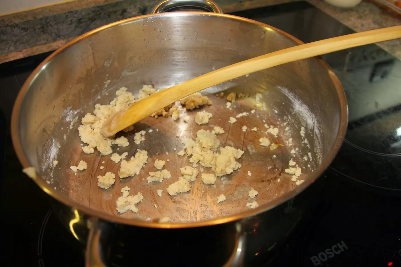Hojaldre con bechamel, rape y gambas: foto del paso a paso