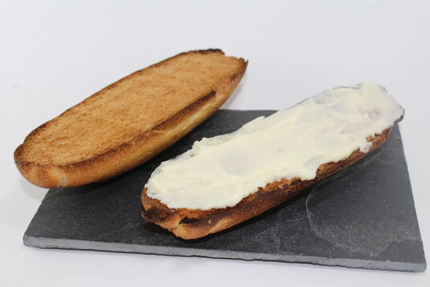 Mollete de anchoas con boquerones en cama de pisto y alioli: foto del paso a paso