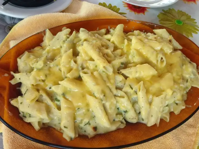 Macarrones rayados con bechamel de bacalao